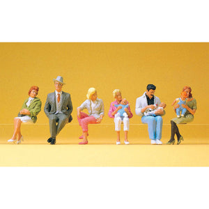 Seated man and baby : Preiser - painted 1:43 65327