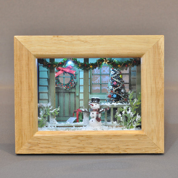 Happy Christmas Snowman in front of the front door <Green House> In-frame: Nobuko Kameda, painted, non-scale