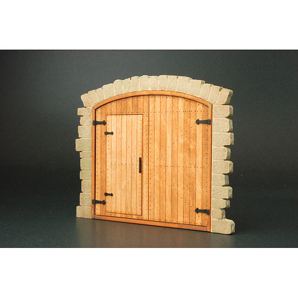 Puertas de madera de un almacén europeo: Cobani kit sin pintar 1:35 FS-012