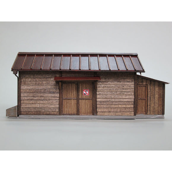 Pequeño almacén (techo de hojalata): Takumi Diorama Craft House - Prepintado HO (1:80) 1004