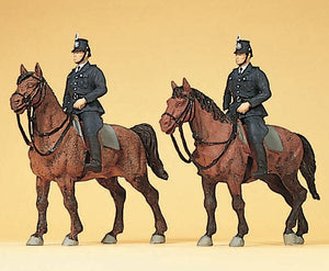 Oficial de policía alemán alrededor de 1960 a caballo.