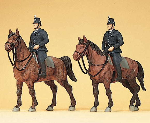 Oficial de policía alemán alrededor de 1960 a caballo.