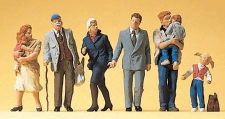 Passers-by including children: Preiser, complete painted HO (1:87) 10415