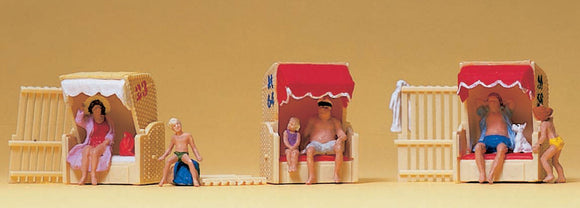 People sitting on chairs on the beach : Preiser, painted, complete HO(1:87) 10427