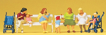 Madre con bebé sentada en banco : Preiser - Acabado pintado HO(1:87) 10522