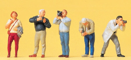 People holding a camera : Preiser - Painted HO(1:87) 10531