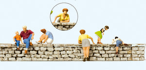 People on the wall 65mm long with 2 walls : Preiser painted complete HO(1:87) 10615