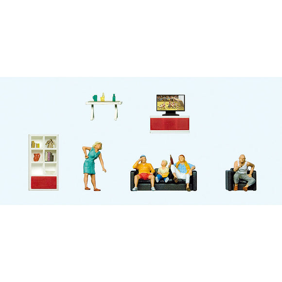 Familia viendo la televisión en la sala de estar (estante de televisión, estantería, mesa, sofá): Prizer, pintado y listo para usar HO(1:87) 10649