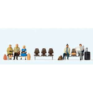 Five travellers sitting on a bench waiting to depart: Preiser, complete painted HO(1:87) 10660
