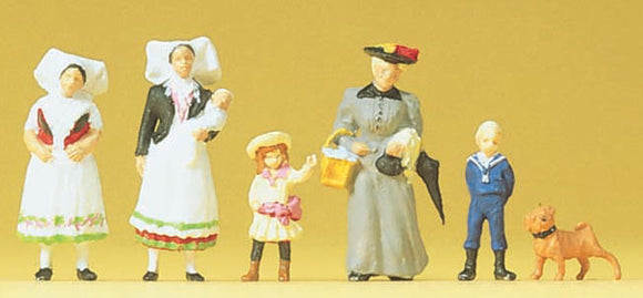 People in traditional costume around 1900: Preiser, painted, HO(1:87) 24608