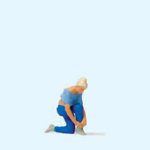 Woman tying shoelaces : Preiser - Painted HO(1:87) 28167