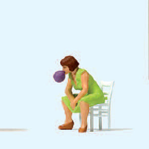 Woman blowing up gum balloons : Preiser - Painted HO(1:87) 28168