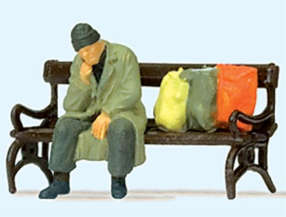 Hombre sin hogar sentado en un banco : Preiser - Acabado pintado HO(1:87) 29094