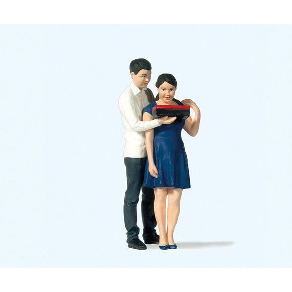 Young couple : Preiser - Painted 1:22.5 44930