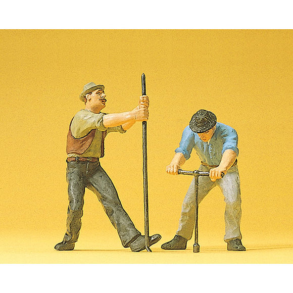 Wire maintenance worker (crowbar, T-type spanner) : Preiser - painted 1:22.5scale 45009