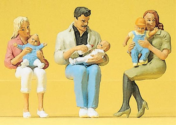 父母抱着婴儿坐着 : Preiser, 绘 1:22.5 45024