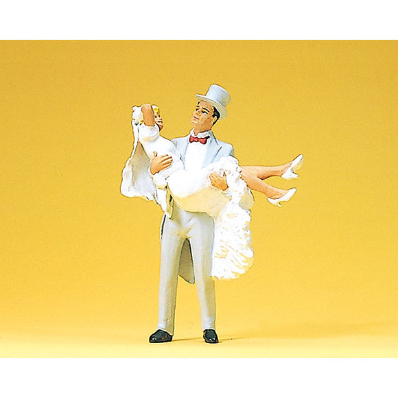 Bride and groom at the wedding: Preiser, painted, 1:22.5 scale 45044