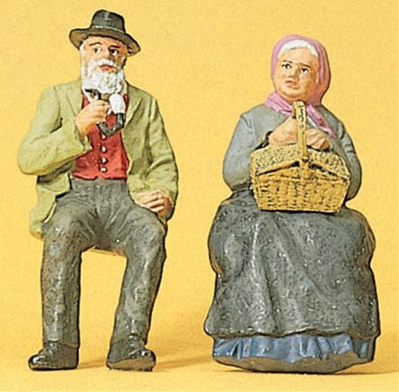 Seated old couple : Preiser, painted 1:22.5 45045