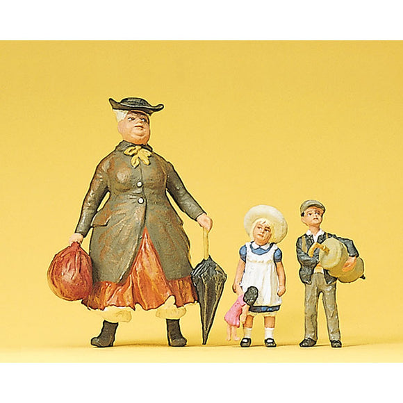 Aunt, nephew and niece : Preiser - painted 1:22.5 scale 45061