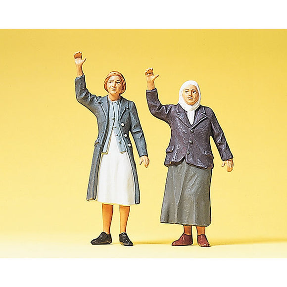 Two people seeing each other off at home : Preiser - painted 1:22.5 scale 45083