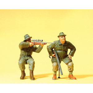 Two seated hunters (hunter): Preiser, painted, 1:22.5 scale 45137