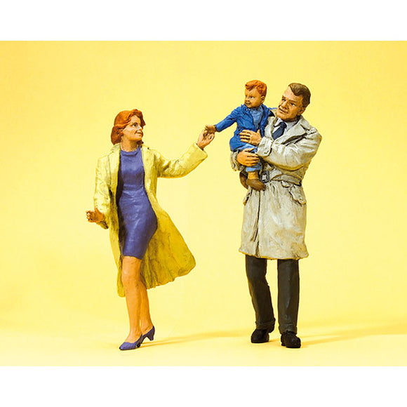 Couple with child : Preiser - Painted 1:22.5 Scale 45138