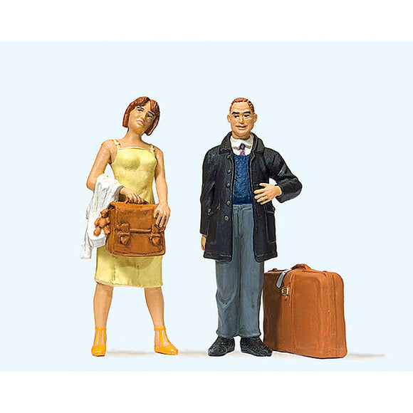 Two waiting travellers : Preiser - painted 1:22.5 scale 45149