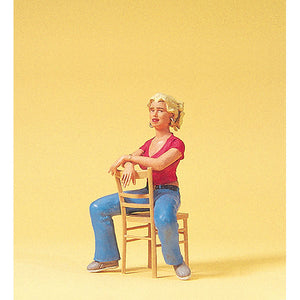坐在椅子上的年轻女士：Preiser - 绘制 1:22.5 比例 45508