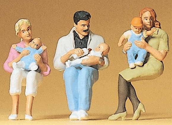 Padre sentado con el bebé en brazos: Preiser - pintado 1:32 63059