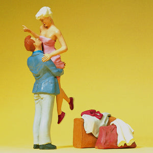 Embracing Couple : Preiser - Painted 1:32 63092