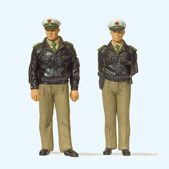 德国联邦警察与男人和女人站在一起（绿色）：Preiser，绘于 1:32 63100