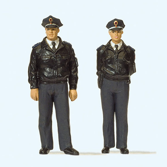Oficial de la Policía Federal Alemana de pie con un hombre y una mujer (azul): Preiser, pintado 1:32 63101