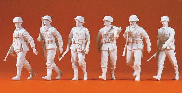 Six German soldiers advancing (1939-45): Preiser unpainted kit 1:35 64004