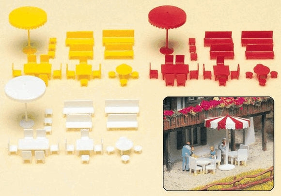 Table, chairs and parasol set: Prizer kit N (1:160) 79554