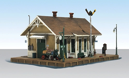 Danbury Freight Station [w/LED] : Woodland Pre-painted HO (1:87) BR5023