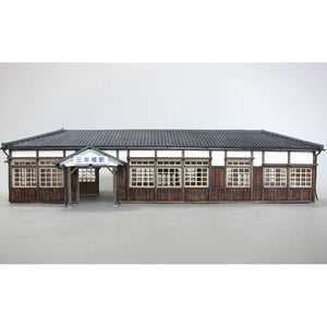 Edificio de la estación de madera donde para el tren expreso: Takumi Diorama Craft House - producto terminado pintado 1:80