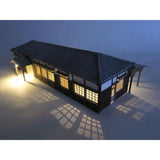 Edificio de la estación de madera donde para el tren expreso: Takumi Diorama Craft House - producto terminado pintado 1:80
