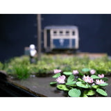 Un pequeño camino junto al agua donde florecen las flores de loto: Art Stage K tamaño 1:87 prepintado