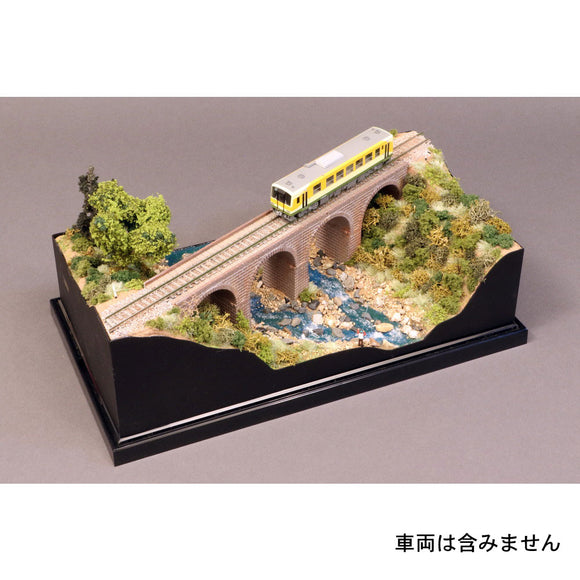 Puente de arco de ladrillo: Norihisa Matsumoto - pintado tamaño 1:150